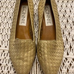 Vintage gold woven like flat